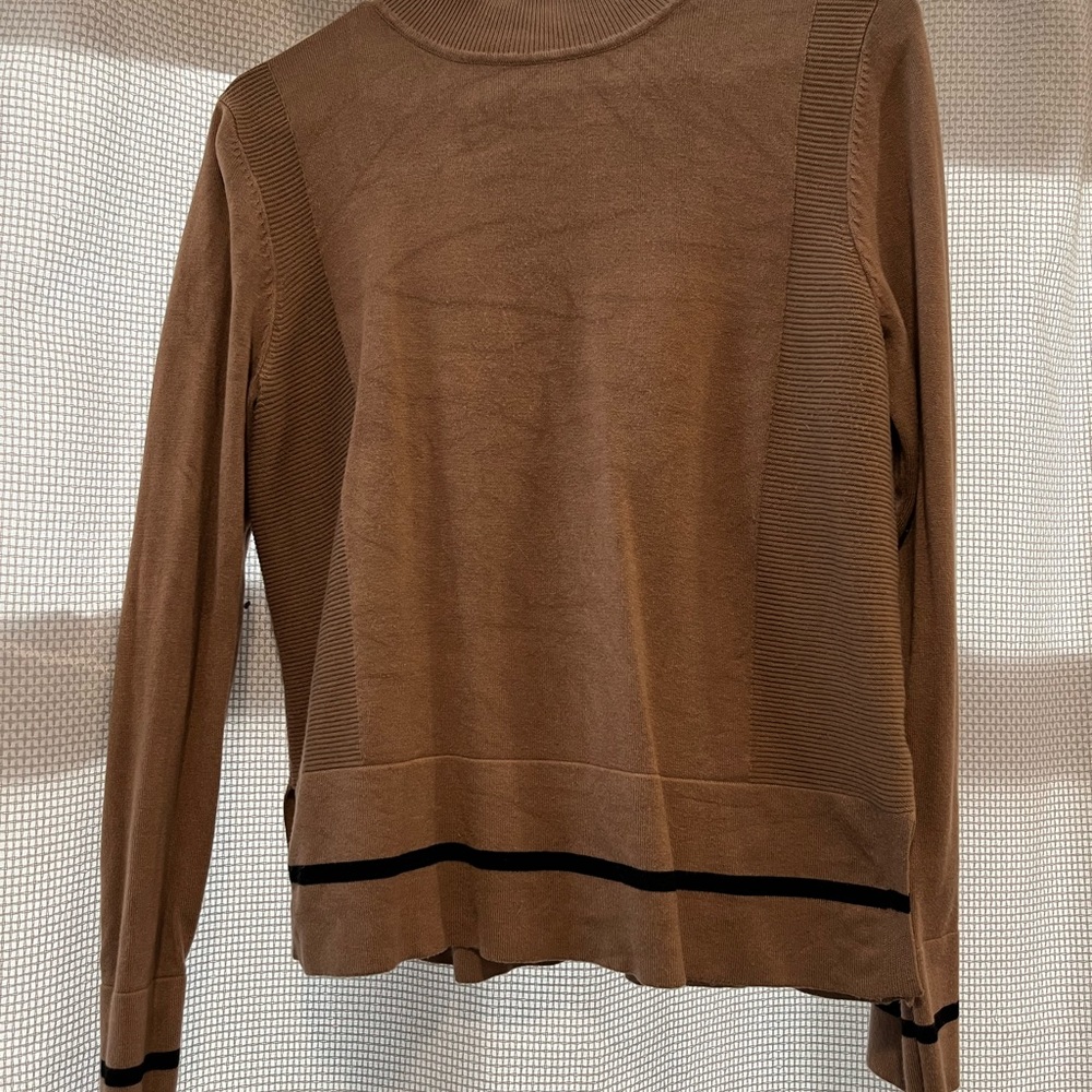 LETY & ME

Jayla Button Detail Pullover